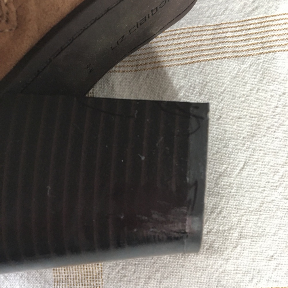 9 1/2 M LIZ CLAIBORNE FAUX SUEDE TAN BROWN BOOTS - Picture 4 of 9